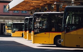 Řidič RegioJetu ohrozil životy desítek lidí. Nadýchal přes dvě promile, ujížděl i policii
