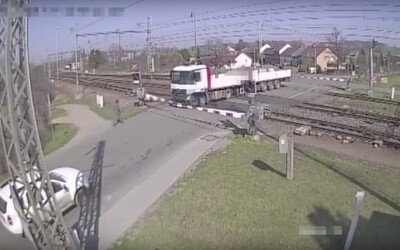 Řidič kamionu vjel na Zlínsku na železniční přejezd, obklíčily ho závory. Vlak stihl jen stěží zastavit