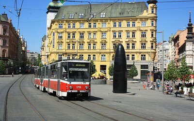 Řidič si v Brně nelegálně namaloval vlastní parkovací místo přímo na náměstí