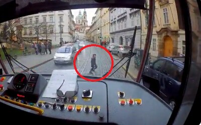 Vodič električky v Prahe zachránil malého chlapca, ktorému sa stratili rodičia. Na Twitteri zverejnil video