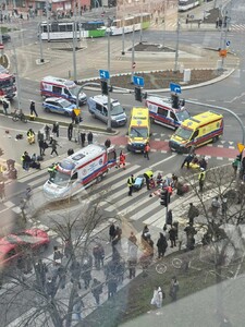 Řidič v Polsku v plné rychlosti vrazil do lidí. Nejméně 19 lidí zranil a z místa ujel