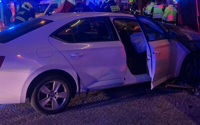 Řidič v Praze po záchvatu křečí srazil tři chodce, pak narazil do budovy