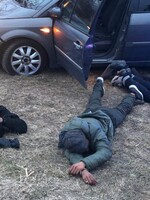 Řidič v autě převážel 13 migrantů. Hodonínské policii ujížděl, zastavily jej až varovné výstřely