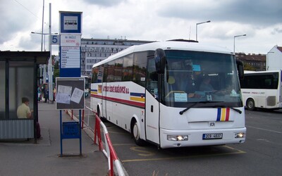 Řidička trolejbusu v Českých Budějovicích si za jízdy lakovala nehty na nohou. Byla pod vlivem drog
