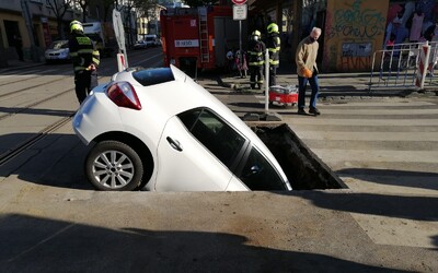 Řidička v Praze skončila se svým autem ve výkopu, hasiči museli auto vytahovat jeřábem