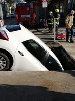 Řidička v Praze skončila se svým autem ve výkopu, hasiči museli auto vytahovat jeřábem