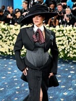 Rihanna je tretíkrát tehotná. Jej bruško na Met Gala zvýraznila štýlová róba