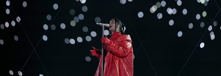 Rihanna na Super Bowle predviedla slušnú šou, no diváci viac riešili jej tehotenské bruško