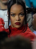 Rihanna na Super Bowle predviedla slušnú šou, no diváci viac riešili jej tehotenské bruško