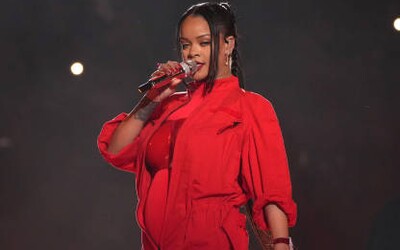 Rihanna na Super Bowlu zazpívala své hity a odhalila, že je znovu těhotná