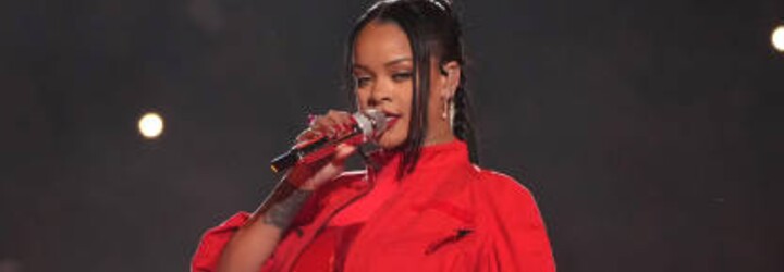 Rihanna na Super Bowlu zazpívala své hity a odhalila, že je znovu těhotná