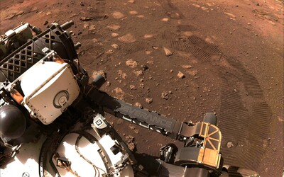 Robot Perseverance se na Marsu poprvé pohnul, ujel 5 metrů a udělal fotku svých stop