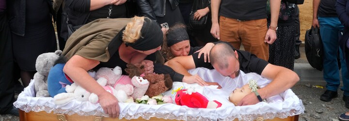 Rodina pohřbila čtyřletou holčičku s Downovým syndromem, která zemřela při ruském bombardování