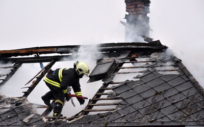 Rodine z Rajca zhorela pred Vianocami strecha domu. Ľudia z okolia im ochotne pomáhajú v opravách