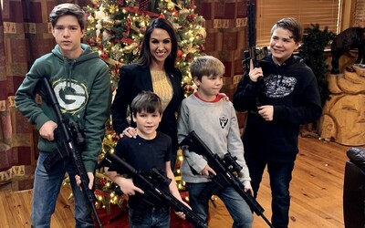 Rodiny amerických republikánů pokračují ve sdílení vánočních rodinných fotek se zbraněmi. „Kryjeme vám záda,“ vzkazují