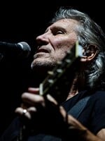 Roger Waters na koncertě oblékl nacistickou uniformu, stíhá ho policie