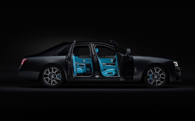 Rolls-Royce Ghost sa ukazuje v exkluzívnom vyhotovení Black Badge, ktorého karosériu pokrýva 45 kilogramov farby