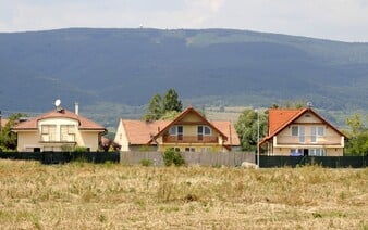 Rómske rodiny dokončujú domy, ktoré samy stavajú z vlastného. Majú búrať predsudky a byť inšpiráciou pre iných