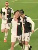 Ronaldo a Dybala sa od radosti z gólu chceli objať, náhodou sa miesto toho pobozkali
