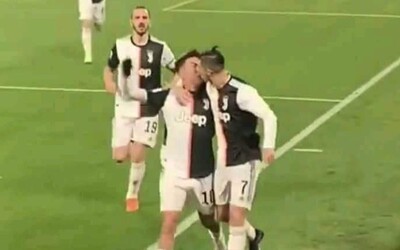 Ronaldo a Dybala sa od radosti z gólu chceli objať, náhodou sa miesto toho pobozkali