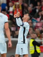 Ronaldo má na konte ďalší svetový rekord. Počas kariéry strelil už 900 gólov, predbehol aj Messiho