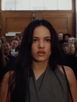 Rosalía na novej skladbe spieva za sprievodu orchestra. Prvá vec z nového albumu sa vymyká jej doterajšej tvorbe