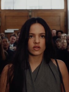 Rosalía na novej skladbe spieva za sprievodu orchestra. Prvá vec z nového albumu sa vymyká jej doterajšej tvorbe