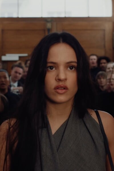 Rosalía na novej skladbe spieva za sprievodu orchestra. Prvá vec z nového albumu sa vymyká jej doterajšej tvorbe