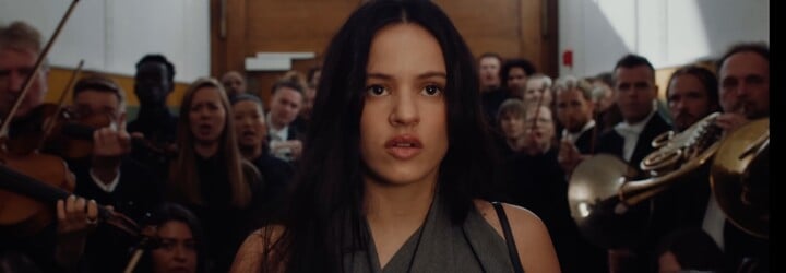 Rosalía na novej skladbe spieva za sprievodu orchestra. Prvá vec z nového albumu sa vymyká jej doterajšej tvorbe