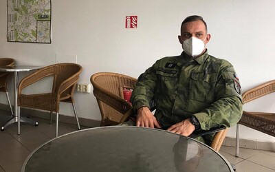 Rotmistr z koronavirového oddělení v náchodské nemocnici: Pacienti ležící na plicní ventilaci nevnímají, že jsme vojáci (Rozhovor)