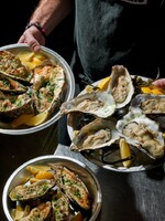 Rozluč se s létem dobrým jídlem. Víme, kam na rostlinnou grilovačku, burčák i ústřice