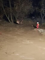 Rozvodnená rieka so sebou strhla tri ženy, snažili sa zachrániť zvieratá z útulku. Jednu už našli mŕtvu