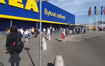 Rozvolnění opatření přineslo nákupní šílenství, před obchodními domy Ikea stály stovky lidí