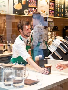 Ručne písané menovky už v Starbuckse nebudú samozrejmosťou. Obľúbená sieť kaviarní chce zefektívniť prácu personálu