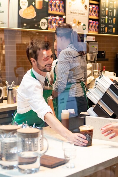 Ručne písané menovky už v Starbuckse nebudú samozrejmosťou. Obľúbená sieť kaviarní chce zefektívniť prácu personálu