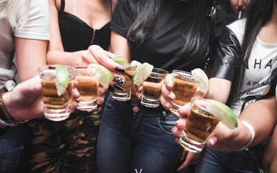 Rusové pijí pořád méně, podle posledních měření klesla konzumace alkoholu o 43 %. Mohou za to změny v zákonech