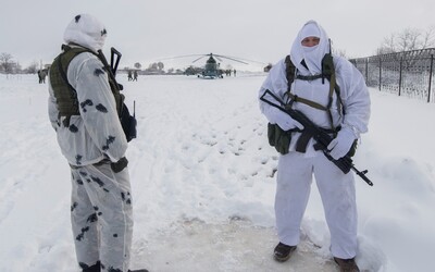 Rusi sú vraj pripravení „vyprovokovať odvetnú paľbu“. Podľa Ukrajiny vyslali na hranice ďalších ostreľovačov a tanky