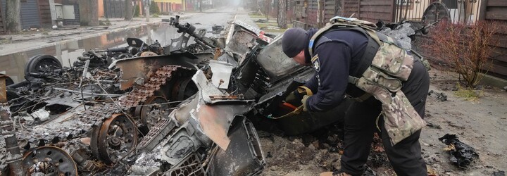 Rusové údajně vykopávají mrtvá těla Ukrajinců ve snaze zakrýt válečné zločiny 