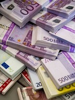 Rusi vytiahli od začiatku marca z bankomatov toľko peňazí, ako za celý minulý rok. Z bánk odišlo 12,5 miliardy eur.