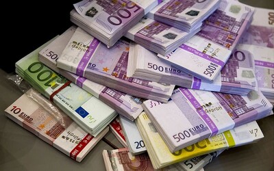 Rusové vytáhli od začátku března z bankomatů tolik peněz jako za celý minulý rok. Z bank odešlo 340 miliard korun