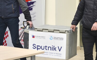 Rusové žádají omluvu za výrok, že očkovat Sputnikem je jako ruská ruleta. Dokumenty však dlouhé týdny odmítají dodat
