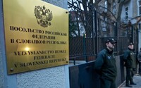 Ruská ambasáda na Slovensku šíri dezinformácie. Na sociálnej sieti hovorí o experimentoch na bábätkách