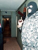 Ruská mafie v  90. letech v Česku. Obchodovala se semtexem, letadly, drogami i ženami. Někteří začínali jako skořápkáři v Praze