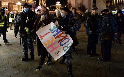 Ruská policie zadržela na protestech proti válce přes 1700 lidí. Nejvíce se zatýkalo v Moskvě a Petrohradu