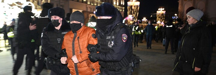 Ruská policie zadržela na protestech proti válce přes 1700 lidí. Nejvíce se zatýkalo v Moskvě a Petrohradu