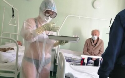Ruská zdravotní sestra ve spodním prádle ošetřovala pacienty s koronavirem. Prý jí bylo příliš horko