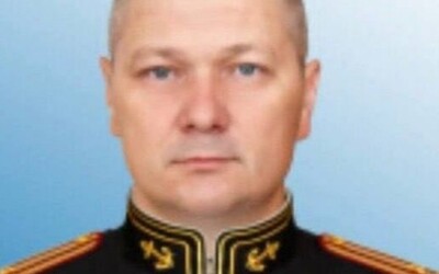 Ruského plukovníka našli mŕtveho v jeho kancelárii, údajne spáchal samovraždu. Svedkovia však počuli päť výstrelov