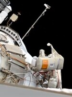 Ruští kosmonauti našli na vnější straně ISS ručník, který tam nechali před 10 lety