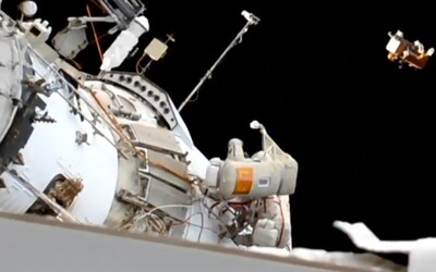 Ruští kosmonauti našli na vnější straně ISS ručník, který tam nechali před 10 lety
