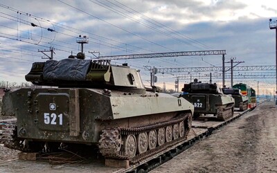 Rusko svoje vojská nestiahlo. K hraniciam s Ukrajinou vyslali ďalších 7 000 jednotiek, tvrdia USA